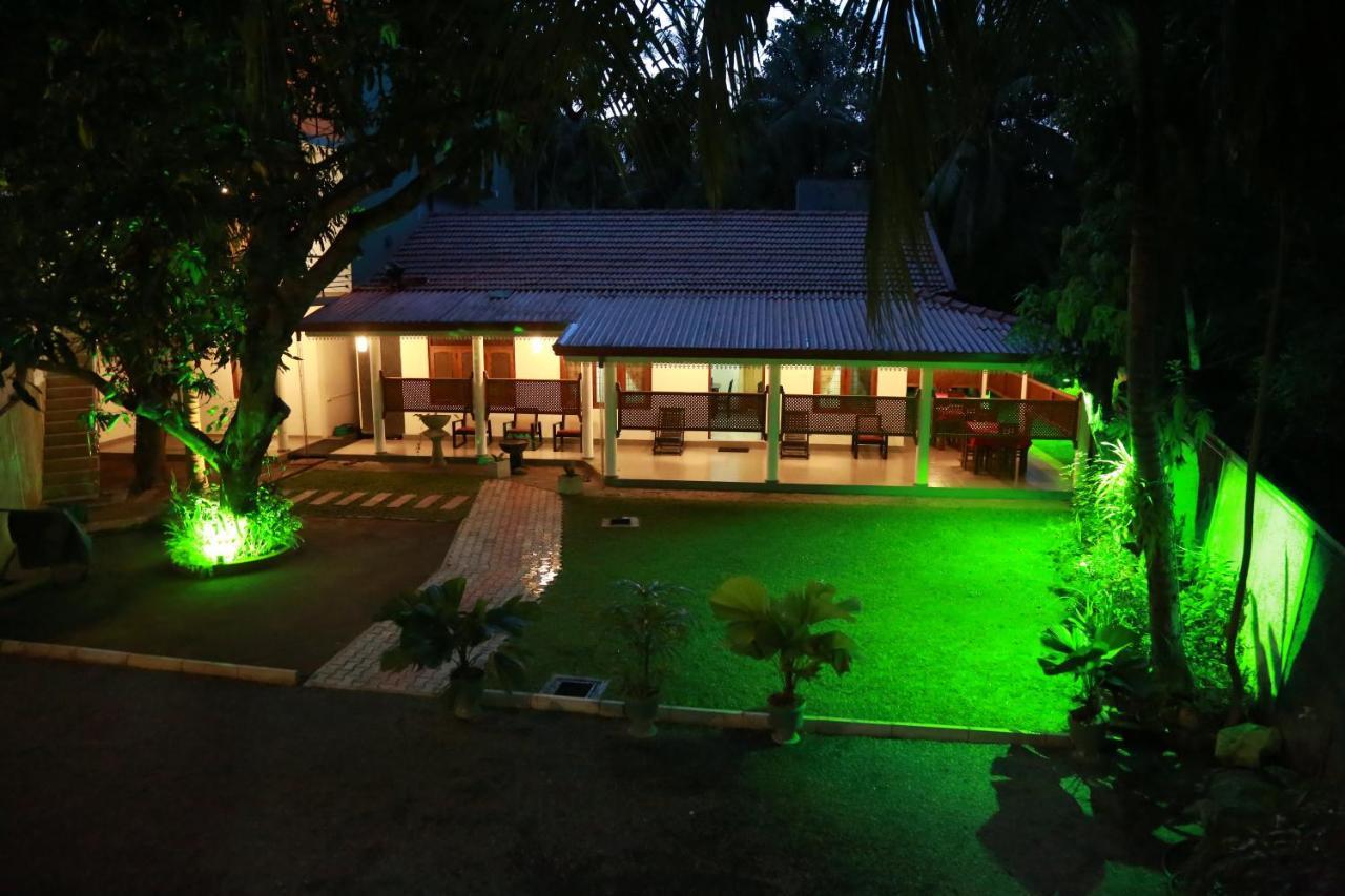 Vishmee Holiday Inn Embilipitiya Luaran gambar