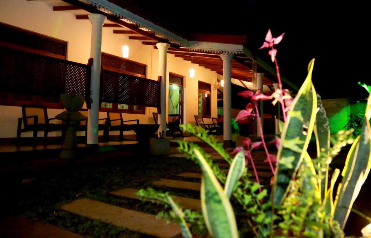 Vishmee Holiday Inn Embilipitiya Luaran gambar