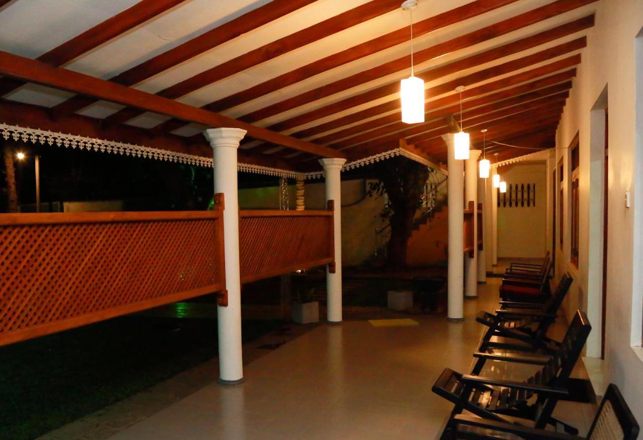 Vishmee Holiday Inn Embilipitiya Luaran gambar